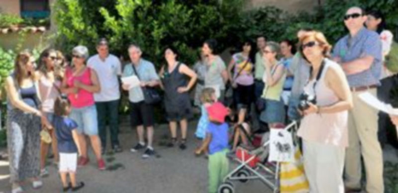 Un grupo de asistentes a la ruta de Antonio Machado aprovecha una sombra para recitar uno de los poemas del escritor amante de Segovia. / KAMARERO