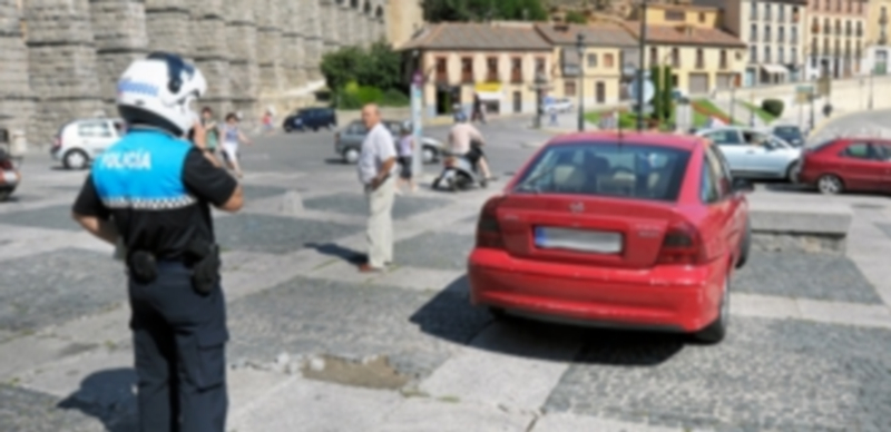 Un policía avisa a la grúa municipal tras detectar un coche mal estacionado