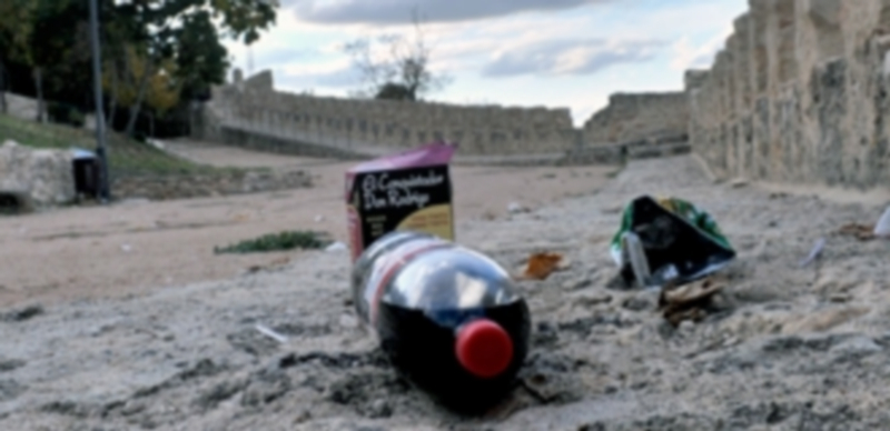 Muchos jóvenes se inician en el consumo de alcohol en los llamados “botellones”. / Kamarero