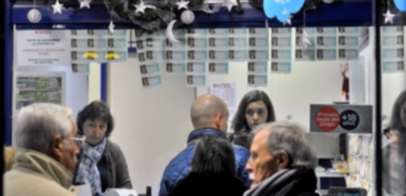 Los segovianos compraban aún ayer lotería para el sorteo de esta mañana. / Kamarero