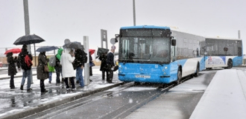 El Ayuntamiento esparció 9.000 kilos de fundentes por las calles de la capital 1 El Ayuntamiento esparció fundentes en el vial de acceso de la estación del Tren de Alta Velocidad Segovia-Guiomar para evitar problemas circulatorios. / Kamarero