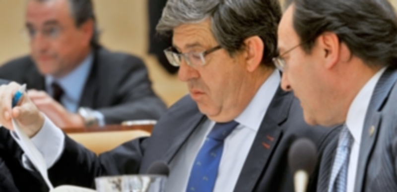 Folgado conversa con Jesús Postigo durante la presentación de las enmiendas del Grupo del PP la semana pasada. / Kamarero