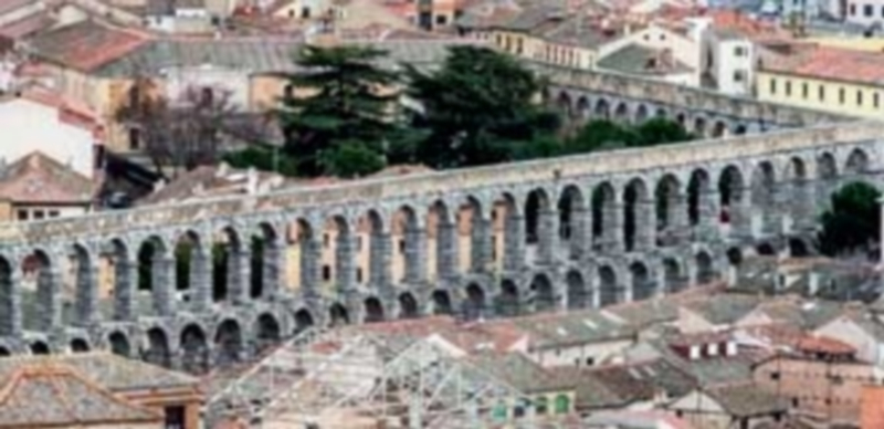 Imagen del Acueducto en su tramo urbano. / Kamarero