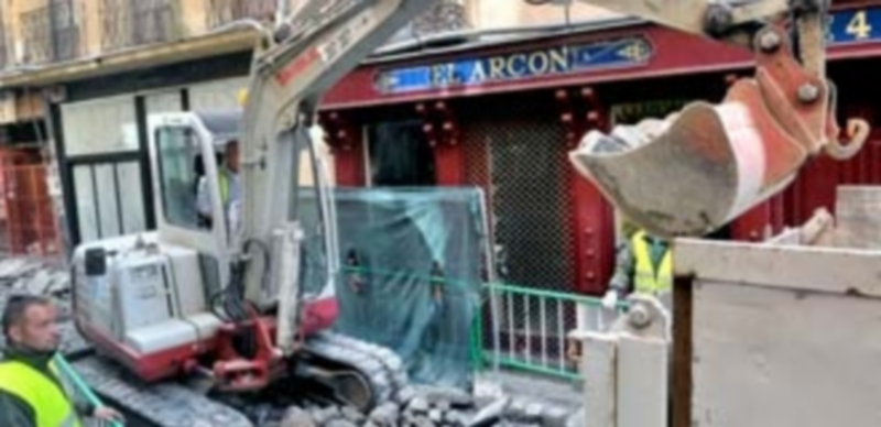 La excavadora no empezó a trabajar hasta bien avanzada la mañana