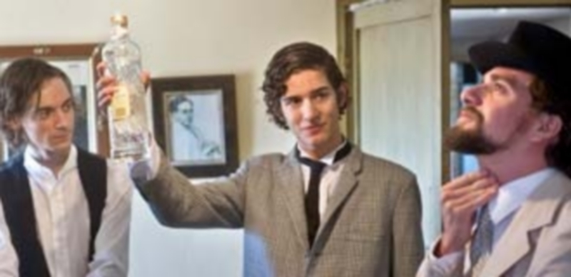 Escena en la que los personajes literarios y del mundo de las artes recorren la Casa Museo. / Kamarero