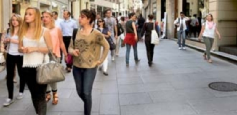 Calle comercial en Segovia. El incremento del consumo ha influido en la mejora de la afiliación a la Seguridad Social. / Kamarero