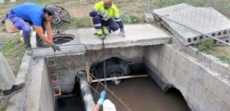 Varios operarios trabajaban ayer para solucionar la avería en el colector cerca del Eresma