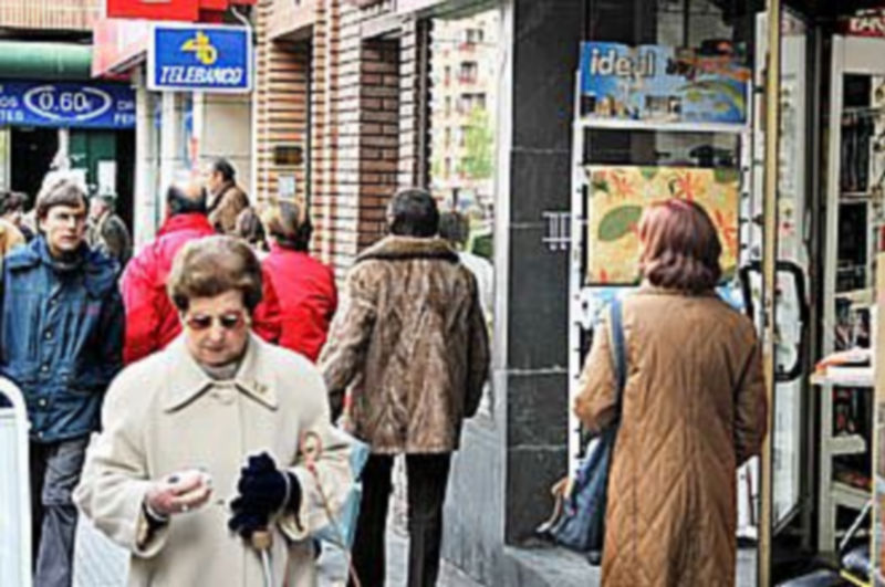 Los empresarios del sector del comercio afirman que ha disminuido el número de clientes que entran en sus establecimientos a causa de la actual situación de crisis económica./KAMARERO