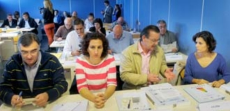Varios de los alcaldes que participaron ayer en la jornada para recoger sus certificados energéticos en el Vicam. / El Adelantado