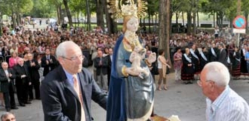 Julio Borreguero (i.) sujeta las andas de la Virgen su llegada al Santuario en septiembre de 2012