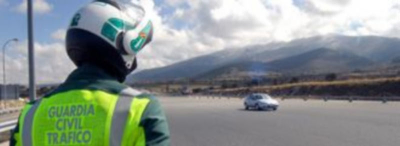 Imagen de archivo correspondiente a un control de tráfico de la Guardia Civil en una carretera de la provincia. Este cuerpo realizó más de 61.000 pruebas de alcoholemia en Segovia en 2008. / KAMARERO