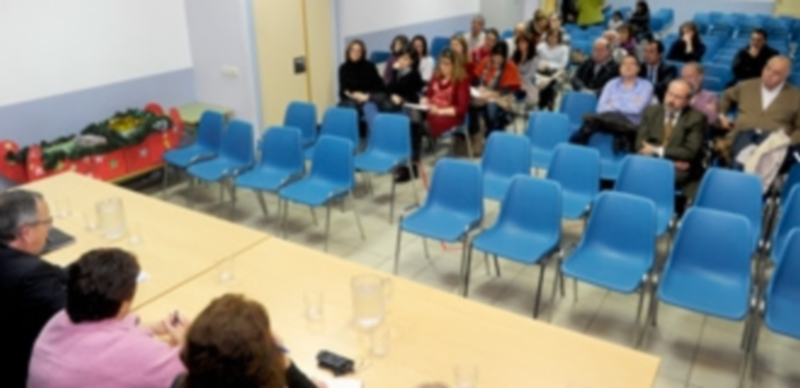 Alcaldesa y delegado de la Junta respondieron a las preguntas de padres y vecinos. / Kamarero