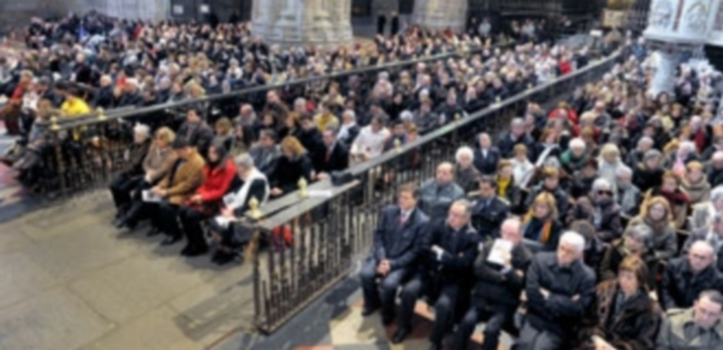 El público llenó casi al completo la Via Sacra y las inmediaciones del altar mayor de la Catedral para participar en la ceremonia. / Kamarero