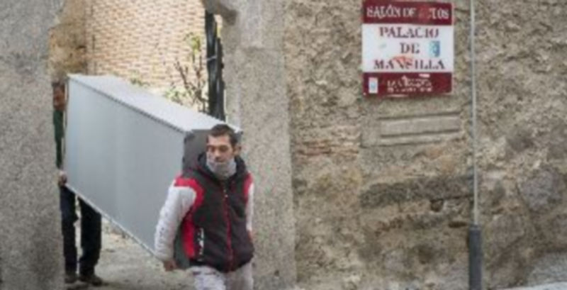 Dos trabajadores de la empresa de mudanzas sacaban así un mueble ayer al mediodía. / Kamarero