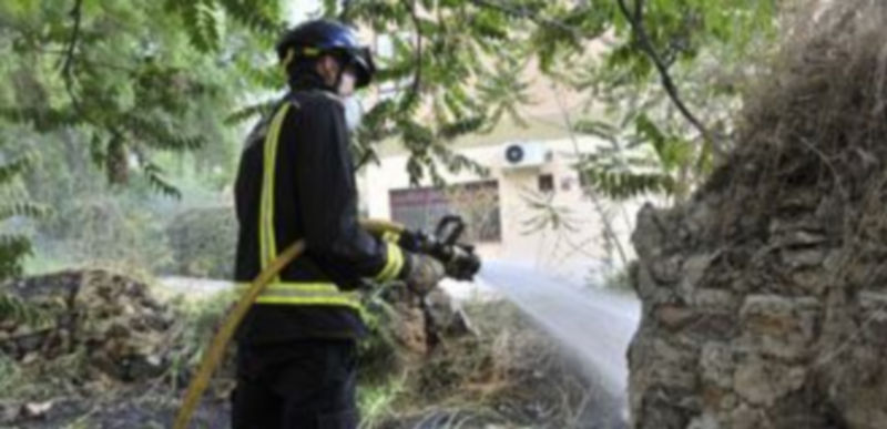 Imagen de archivo de un bombero durante la extinción de un pequeño incendio registrado en el municipio. / Kamarero