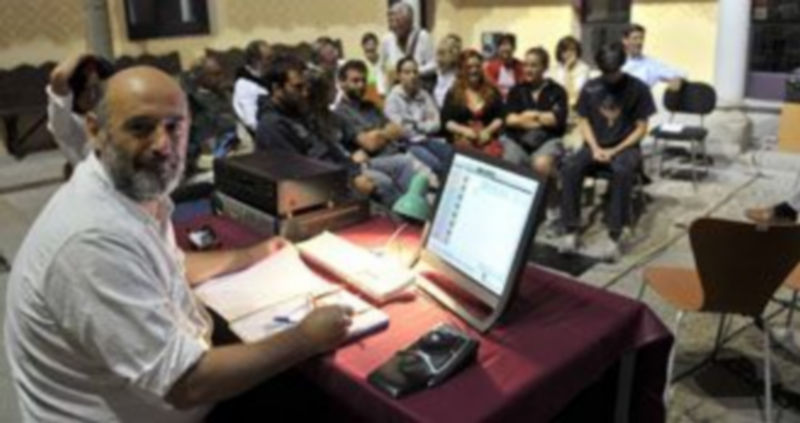 Imagen de archivo de Carlos de Hita ante los jóvenes artistas en una de las actividades celebradas en la ciudad. / Kamarero