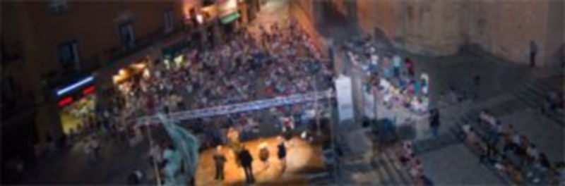 La plaza de San Martín será de nuevo escenario de algunos de los espectáculos. Imagen de archivo. / Juan Martín