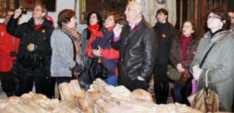 José María Rubio explica al público los detalles de las piezas conservadas en el museo parroquial de San Martín. / M.Galindo
