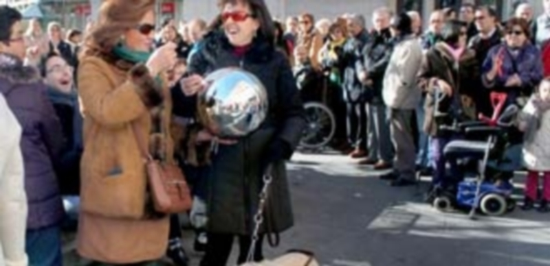 Las asociaciones adornaron por primera vez el árbol con bolas navideñas el pasado año. / M.Galindo