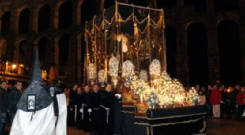 El traslado de la Soledad Dolorosa hasta la parroquia de Santa Eulalia fue sin pretenderlo la única procesión que pudo verse en la capital el Viernes Santo. / M. G.