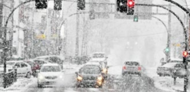 La nieve ha provocado esta tarde algunos problemas en la travesía de San Rafael