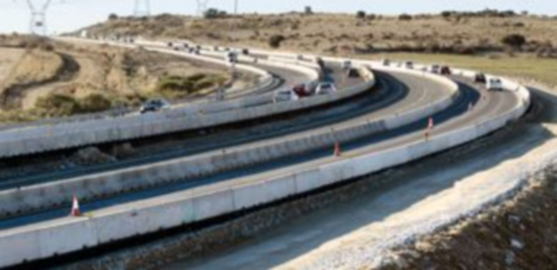 Las obras de construcción del tercer carril entre San Rafael y Villacastín han obligado a realizar trabajos auxiliares para no interrumpir la circulación en ningún momento. / Pedro L. Merino
