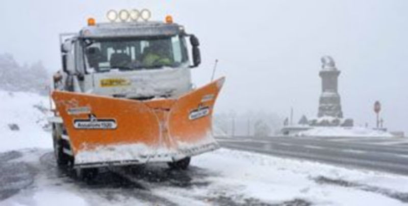 Un camión quitanieves trabajando hace unos días en el Puerto de los Leones
