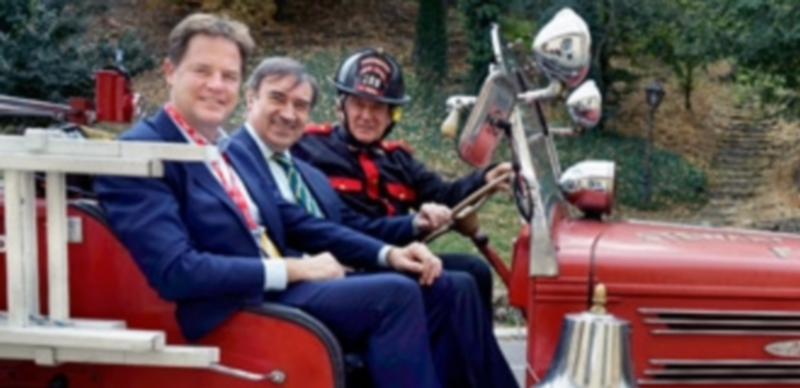 Nick Clegg reclama "soluciones europeas" para los refugiados 1 El político británico y el periodista Pedro J. Ramírez