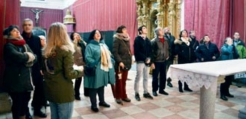 Santa Eulalia conoce su patrimonio 1 Un grupo de vecinos del barrio de Santa Eulalia contempla el artesonado mudéjar de la iglesia de San Antonio el Real. / TAMARA DE SANTOS