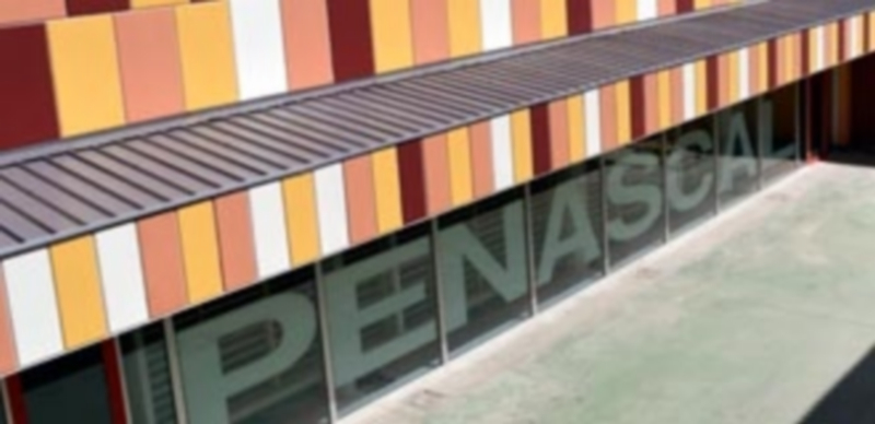 El pabellón deportivo de El Peñascal sigue cerrado para estudiantes y otros usuarios de la ciudad. / TAMARA DE SANTOS