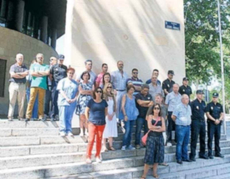 La Policía Nacional y sus trabajadores también se concentraron. / E. A.