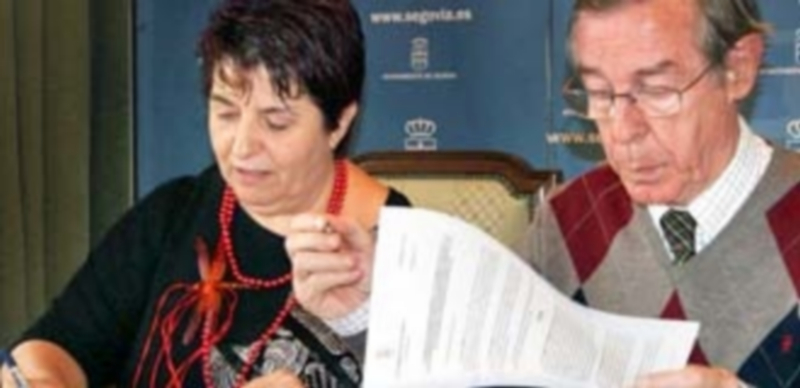 Clara Luquero y Antonio Ruiz rubricaron ayer el convenio.  / El Adelantado