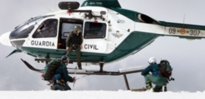 Miembros del Servicio de Montaña de la Guardia Civil apoyados por un helicóptero de rescate. / El Adelantado