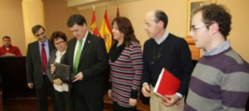 El presidente Francisco Vázquez entregó ya equipos portátiles en una anterior convocatoria de este programa de apoyo a los ayuntamientos. / El Adelantado