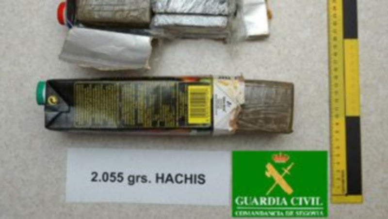 La droga estaba oculta en dos envases de zumo ya preparada para su venta. / E.A.