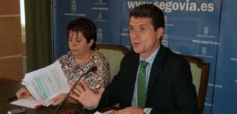 La ‘Línea verde’ registra 400 partes ciudadanos de incidencias medioambientales 1 La alcaldesa junto al concejal Torquemada que dio los datos de la ‘Línea verde’./ E.A.