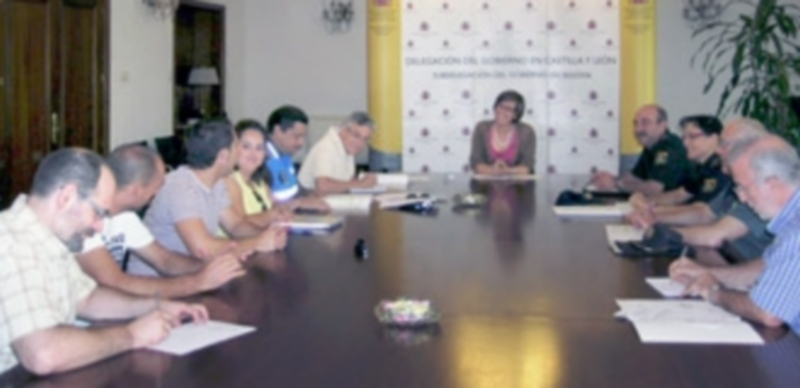 El barrio de San Lorenzo contará con seguridad extra en las fiestas 1 La subdelegada del Gobierno se reunió con los cuerpos de seguridad y con representantes del barrio de San Lorenzo./ E.A.