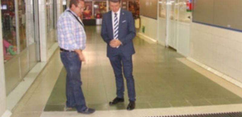 El concejal Andrés Torquemada comprueba la modificación de las instalaciones. / E.A.