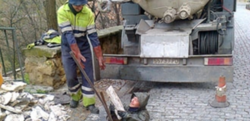 Una de las averías motivadas por residuos impropios en la red. / E. A.