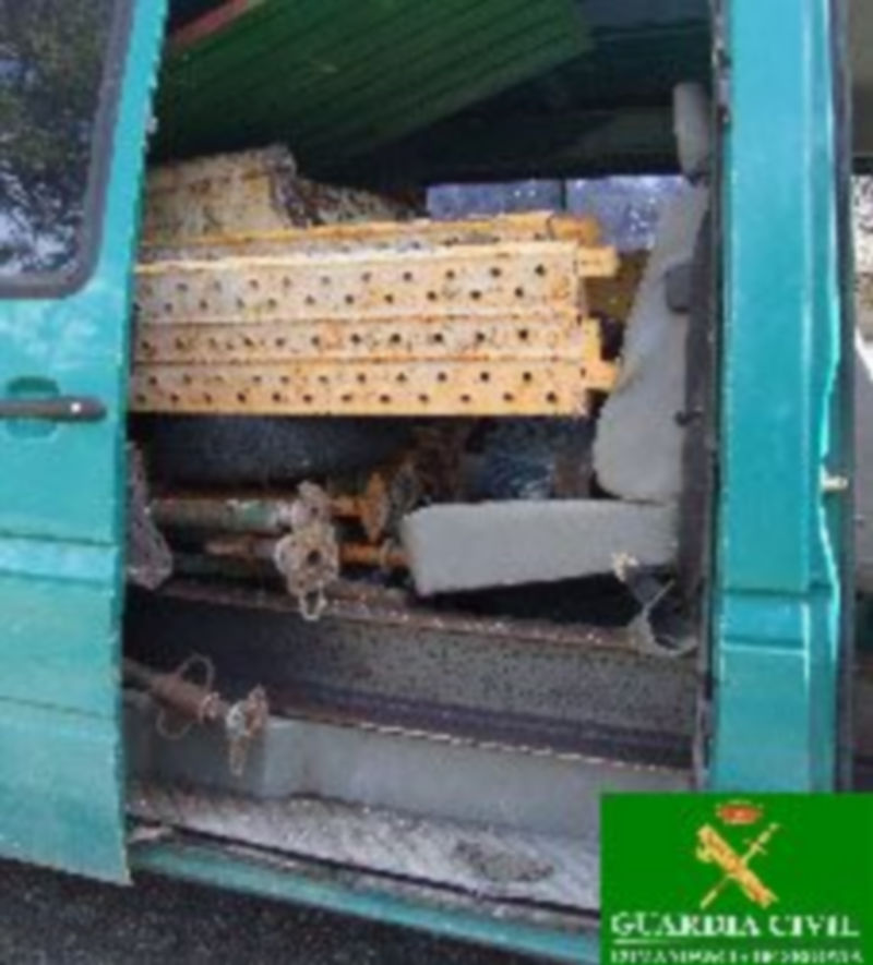 En el vehículo pudieron encontrarse varios efectos robados. / Guardia Civil