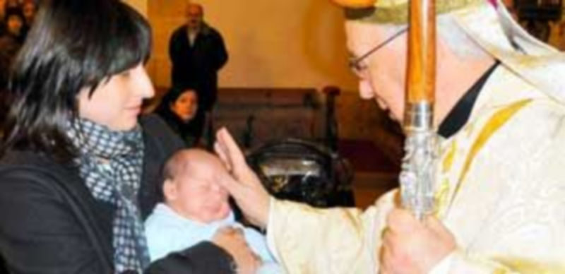 Un niño recibe la bendición del obispo en la ceremonia de enero de 2012. / J. Martín
