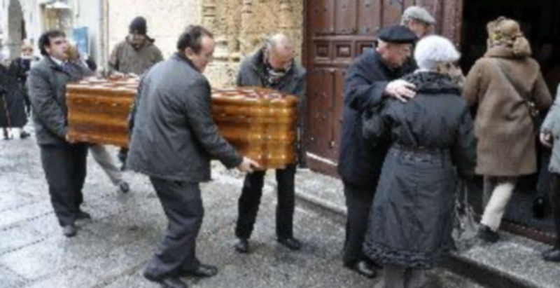 El féretro con los restos mortales del hostelero