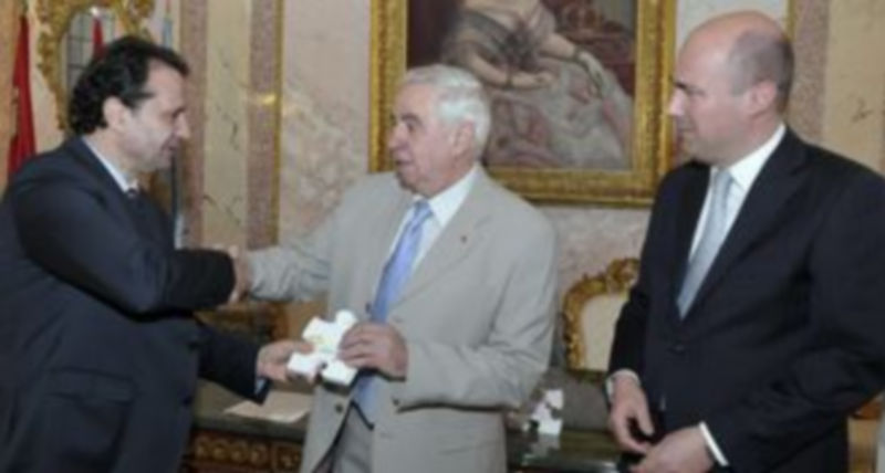 Arahuetes felicita a Mariano de Frutos en presencia del director de zona del BBVA