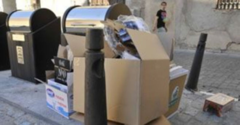 Imagen de archivo de varios contenedores soterrados en una calle de la ciudad de Segovia. / Juan Martín