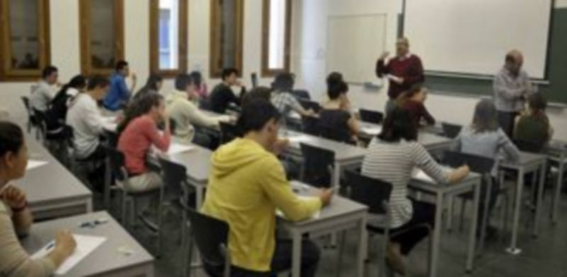Un grupo de estudiantes se preparan para realizar la PAU. / Juan Martín