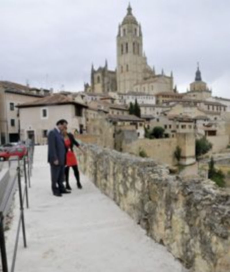 El alcalde y la concejala pasearon por el tramo rehabilitado. / Juan Martín