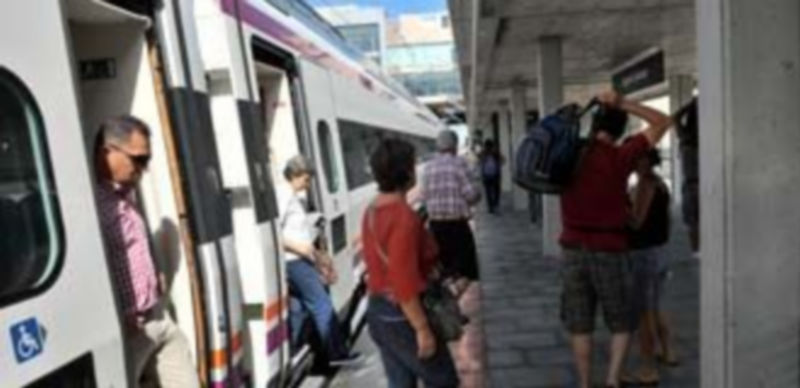Usuarios del tren bajando en la estación de Segovia. / Kamarero