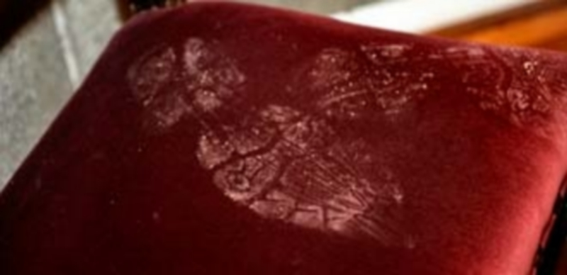 Imagen de las huellas que dejaron los autores del robo en una silla para acceder al interior del camarín. / Kamarero