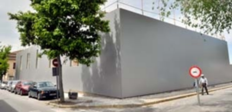 Los paneles ya se están colocando en los muros del pabellón