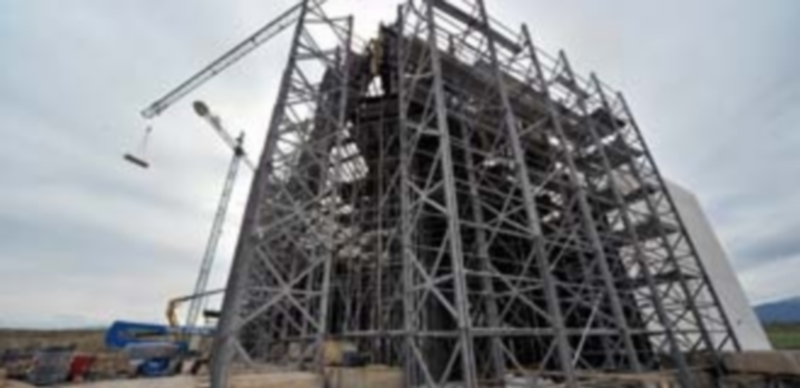 El andamiaje cubre este edificio inacabado en el CAT. / Kamarero